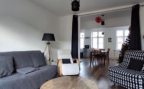 Entre les places, spacieux, calme, idéalement situé
